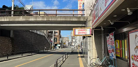セブンイレブン口市駅西店を左手に交差点を右折し直進します。右手にカラオケまねきねこ京阪守口店が見えてきます。